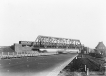 160480 Gezicht op het spoorviaduct over de Muiderstraatweg te Diemen, met een passerende stoomtrein.